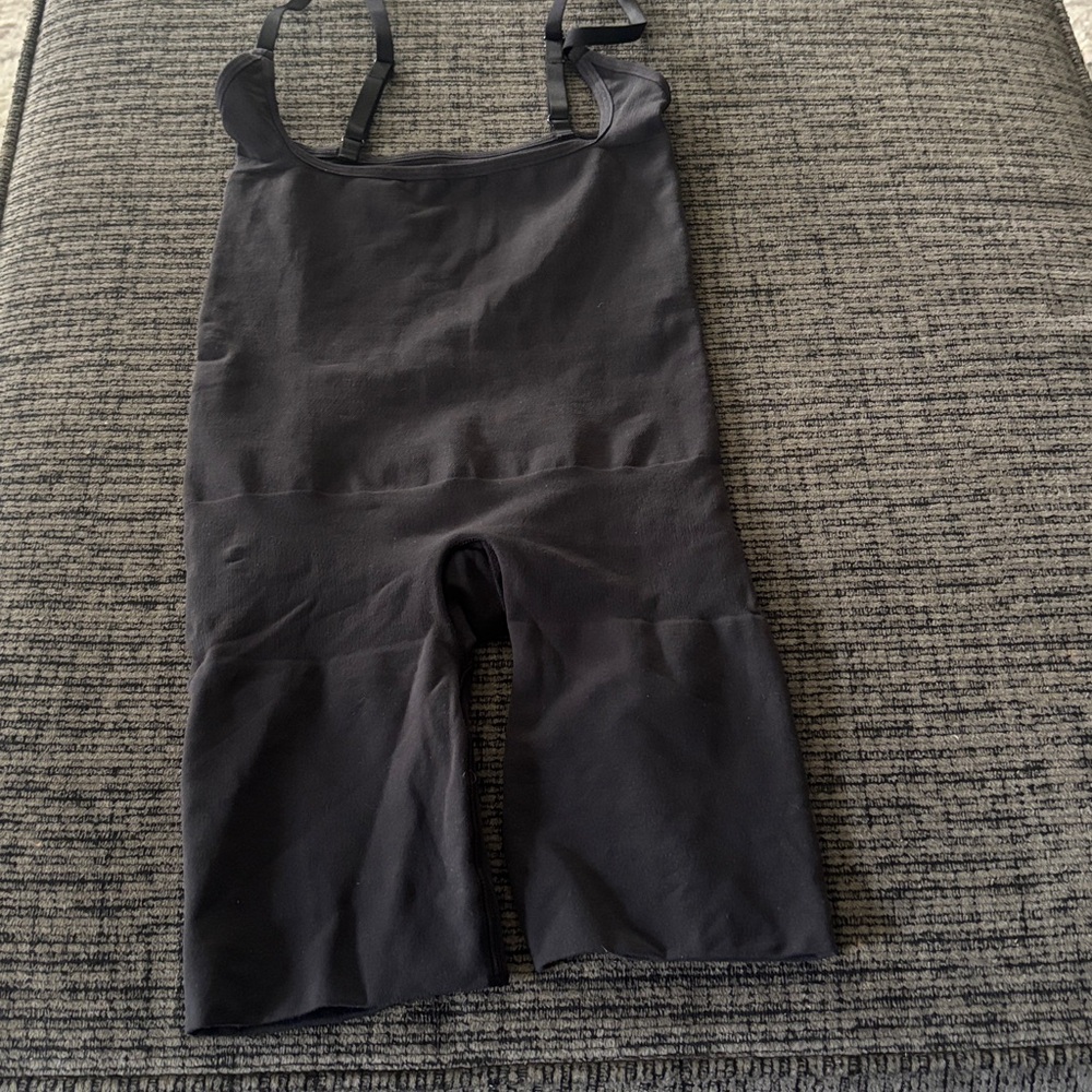 Skims Scuplting body shaper mid-thigh